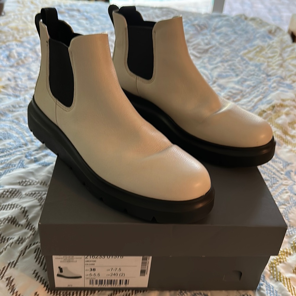 ECCO Chelsea boots, leather, cream   38/ 7-7.5M, waterproof, like new condition.